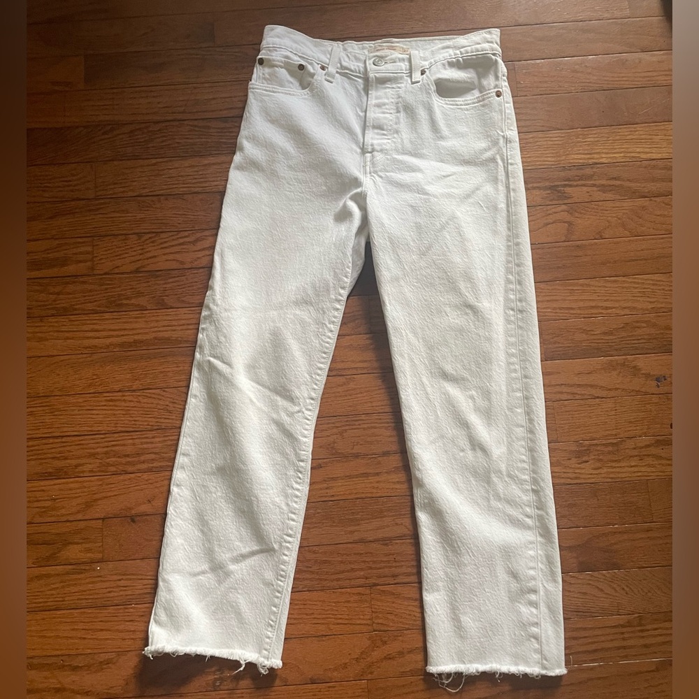 Levi’s wedgie straight, white with raw hem